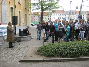 Natan Ramet, à gauche, éclaire le passé de la caserne Dossin à un groupe de jeunes, Malines, fin juin 2009 (Photo Musée juif de la déportation et de la résistance).