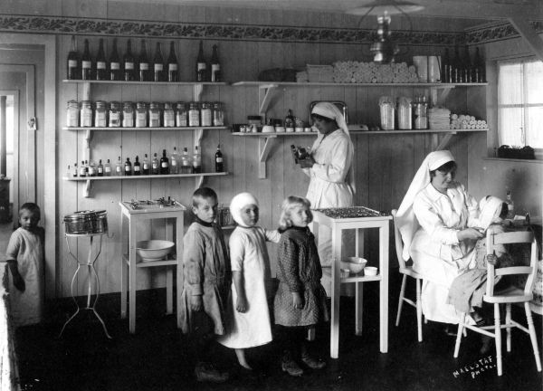 Bandage room in the school of Queen Marie-José in Wulveringhem, 1916. (Collections Cegesoma, fund Binon, N°93973)