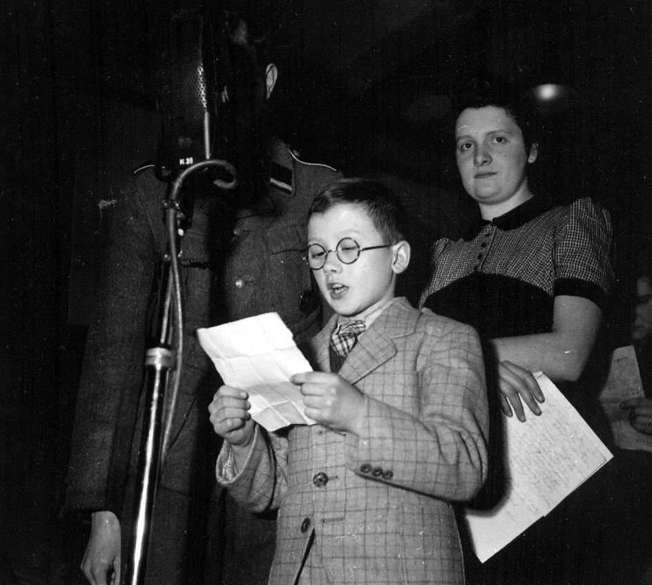 Enregistrement par Radio Bruxelles de messages familiaux pour les volontaires du front de l'Est, 1940-1945, Collection CegeSoma, Photo 24655.