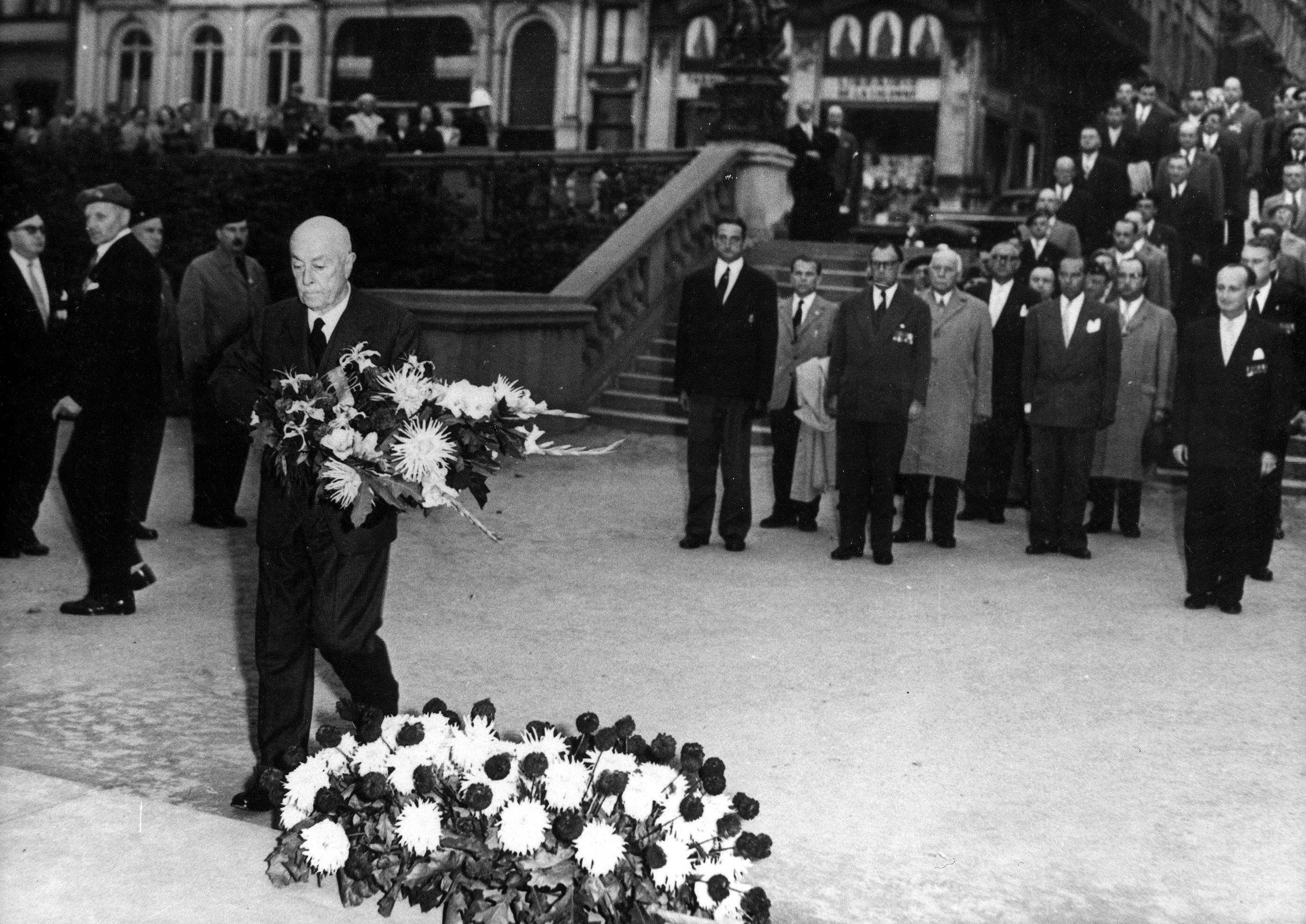 Tribute to the Unkown Soldier by the former members of the Piron Brigade, probably in 1957. In the foreground, the wartime Prime Minister, Hubert Pierlot, CegeSoma/SA, photo n° 32.537.