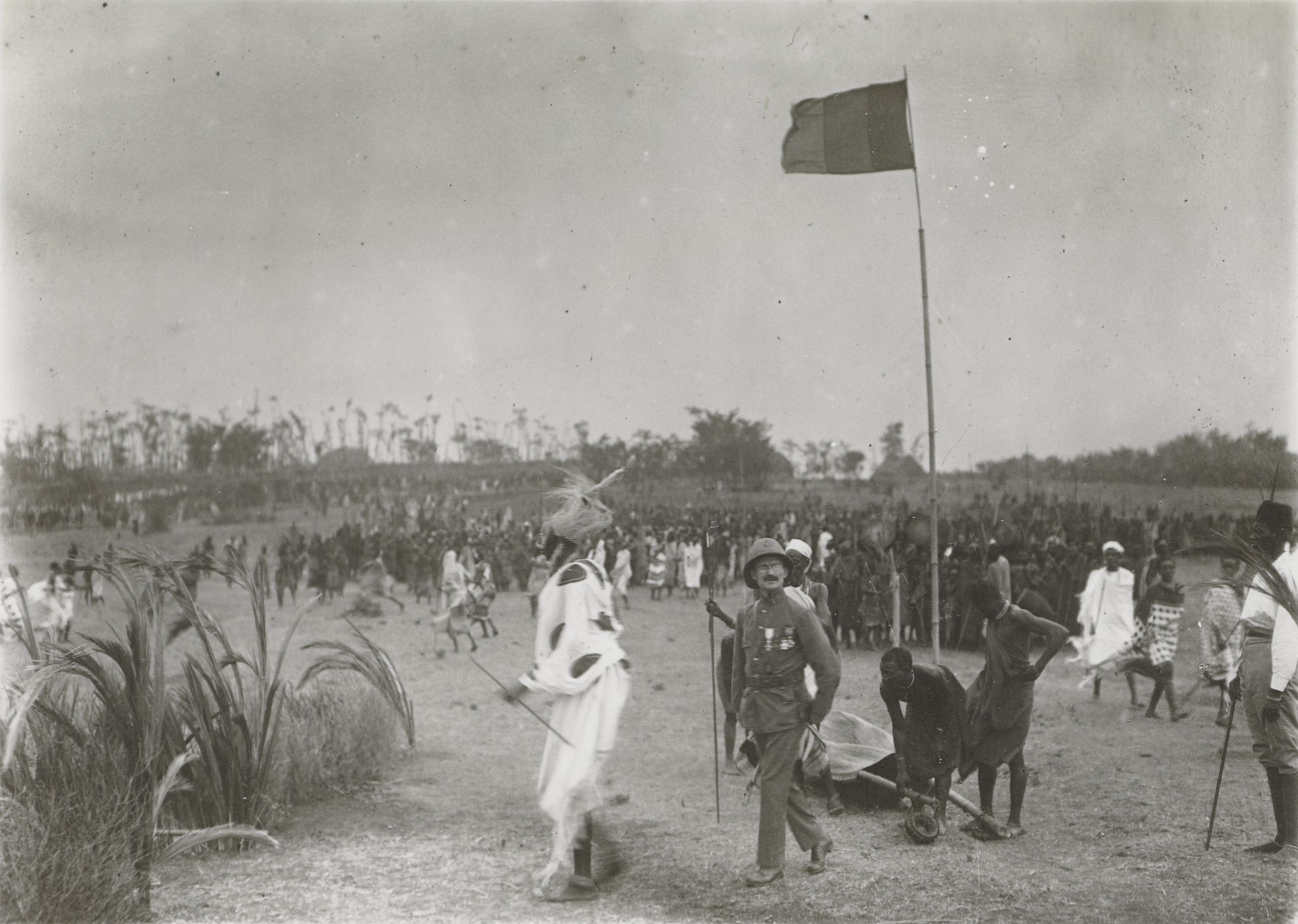 'Nyanza. A visit of the royal commissioner'. #CRLF#Photographer Ernest Gourdinne, Office colonial, #CRLF#© Collection MRAC Tervuren, photo AP.0.1.7180. #CRLF#
