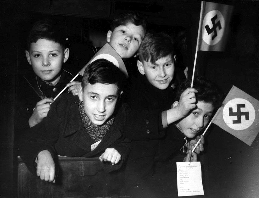 Terugkeer te Brussel van Belgische kinderen die zes maanden in Duitse vakantiekolonies doorbrachten onder de vleugels van de DeVlag, 28 februari 1944. Collectie Sipho (coll. CegeSoma, nr. 14282)