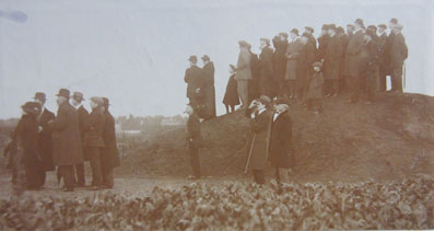 Fin de l’été 1914, Bruxelles est tombée aux mains des Allemands. Alertée par le bruit des canons, la population de Schaerbeek tente de suivre les combats d’artillerie qui se poursuivent hors de l’agglomération. (©In Flanders Fields Museum)
