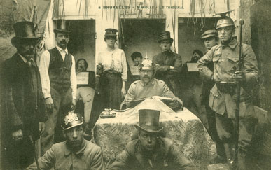 In 1919, the inhabitants of the Marolles stage different events marking the history of the capital during the Great War. They make a parody of the justice administered by the German occupier in 1914-1918. (© Académie royale de Belgique)