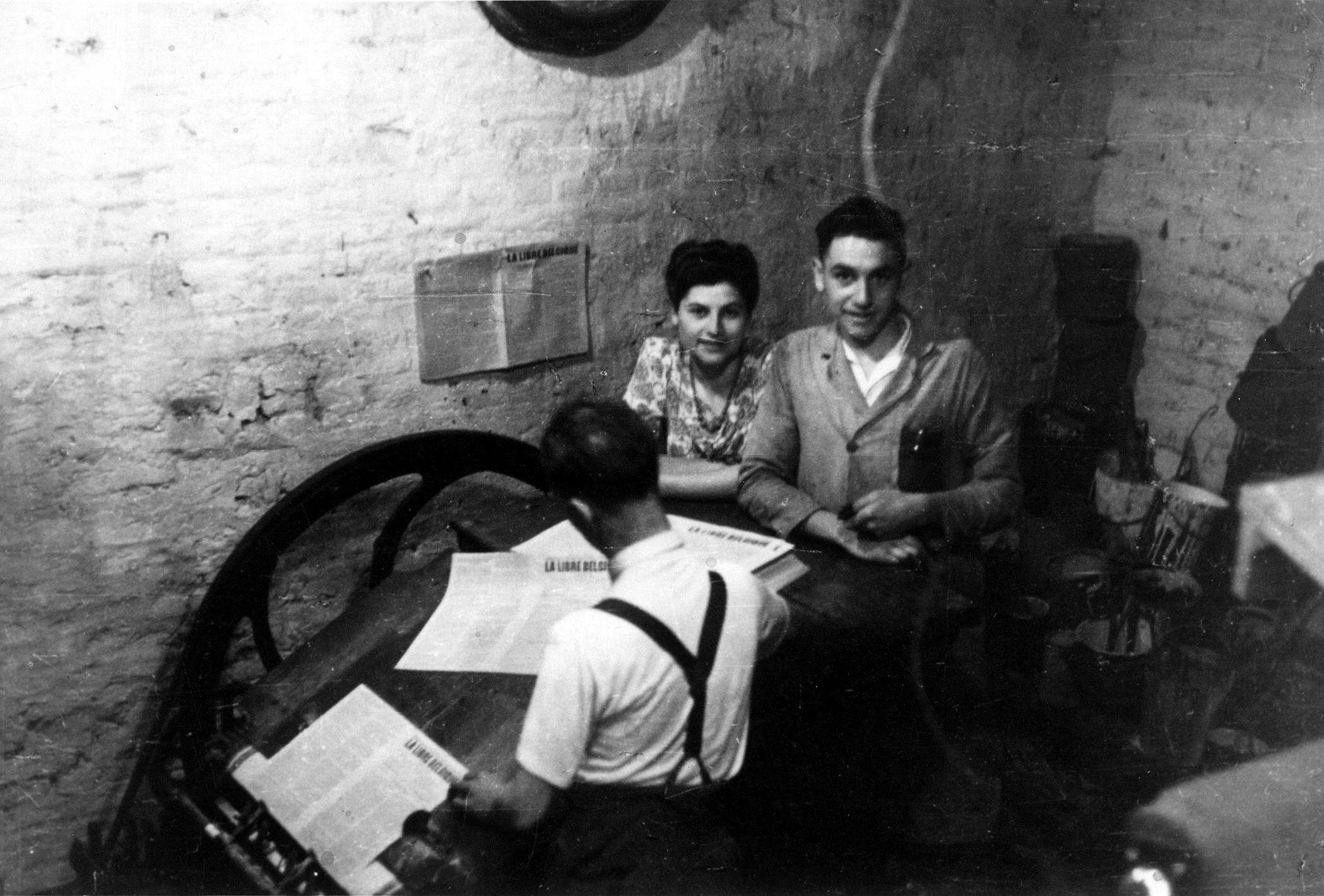 La Libre Belgique clandestine.Photo prise en 1944 dans l'imprimerie clandestine, 87, rue St. Gilles à Liège, et développée après la libération. photo 27956, © CegeSoma.