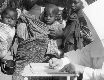 Missionary sister taking care of Congolese women and children, Stanleyville hospital, between 1942 and 1944. (photograph collection André Cauvin, Cegesoma, n° 140.632)