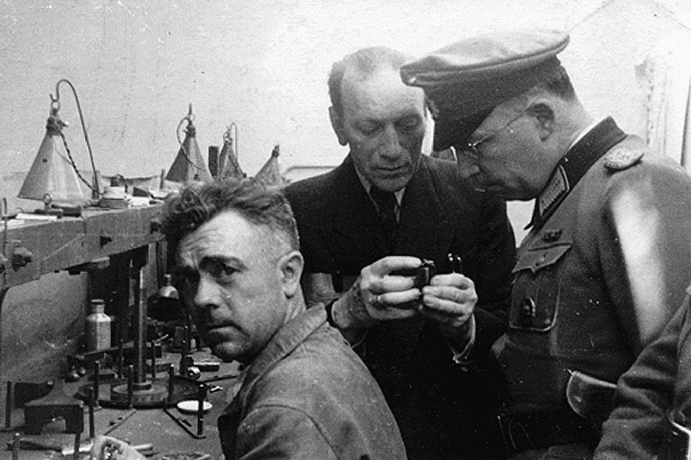 Le diamantaire collaborationniste Gustaaf Breugelmans (au centre) et un officier allemand contrôlent des diamants. Avant guerre, le secteur du diamant anversois, et en particulier le commerce du diamant, était pour une bonne part entre des mains juives, s.d., Auditorat général.