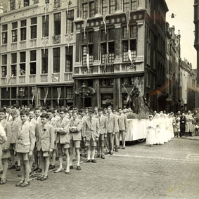 Students of Sint-Jan Berchmans college honour the Virgin Mary at the Brussels Grand-Place in 1953. (Photo KADOC)
