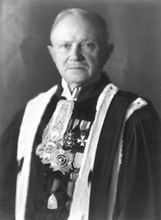 Joseph Jamar (1870-1954). Substitut du procureur du Roi à Liège en 1914-1918, il grimpe rapidement les échelons de la hiérarchie judiciaire dans l'entre-deux-guerres pour devenir premier président de la Cour de cassation en janvier 1939. Il se maintiendra au sommet de l'appareil judiciaire belge jusqu'à son éméritat, le 8 juin 1945. (Photo Cegesoma, n° 163.879)