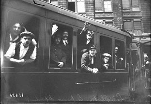 Parisiens en route vers leurs unités en août 1914. (Photo Archives nationales de France)