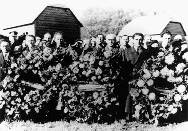 29 October 1944 : paying homage to Jewish heroes. A ceremony organized by the Comité de Défense des Juifs (CDJ) at the Tir National (the national shooting range). At the first row one can see the members of the resistance. (Cegesoma collection)