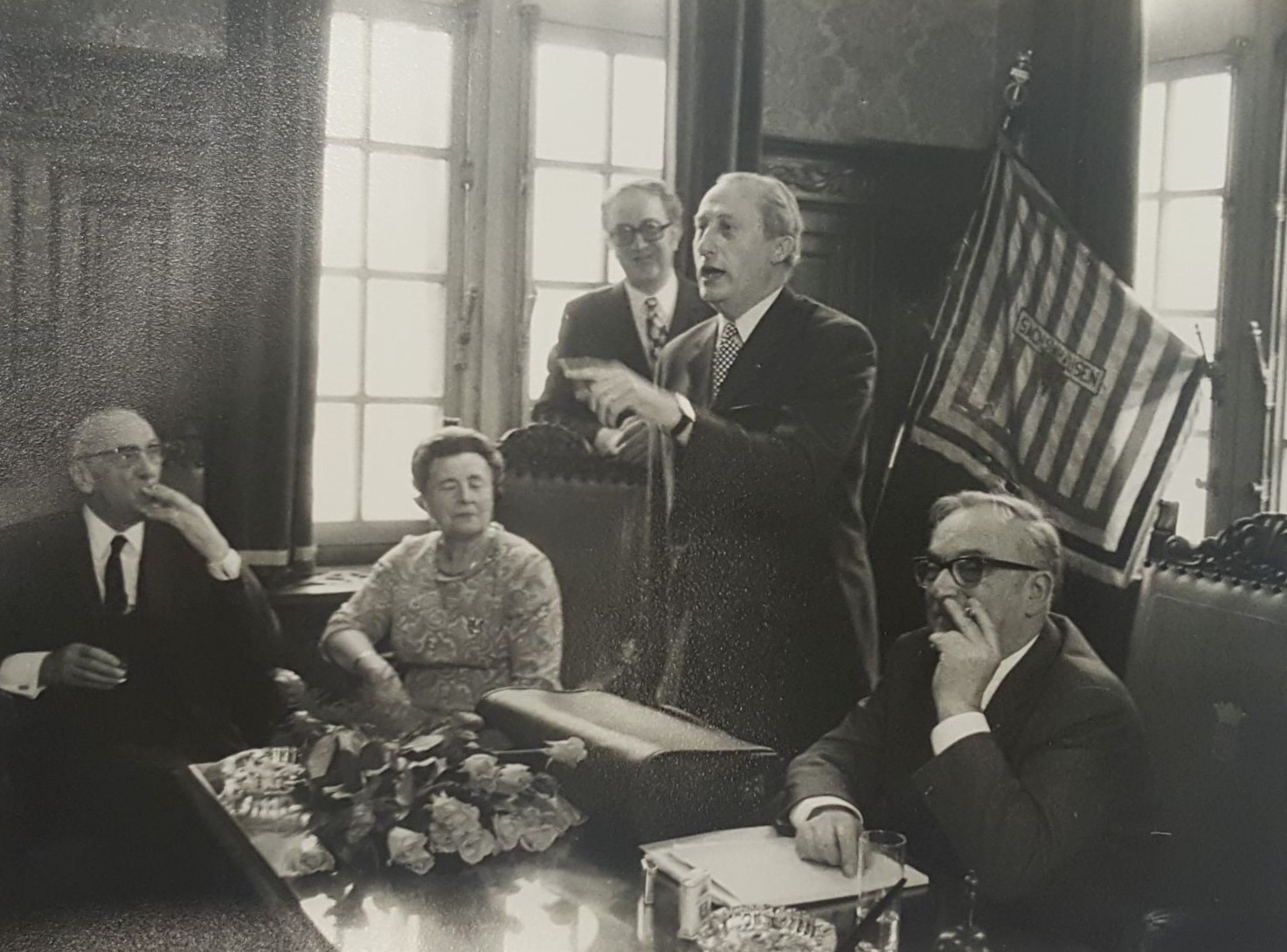 Meeting of an association of former resistance fighters in the immediate after-war period. The speaker is probably Hubert Halin; at his left another major figure of the after-war patriotic world, Luc Somerhausen.