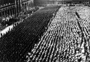 March in tribute to Reimond Tollenaere organised by the VNV in Brussels on 12 July 1942. General view of the stock exchange. (Photo Cegesoma, No. 14542)