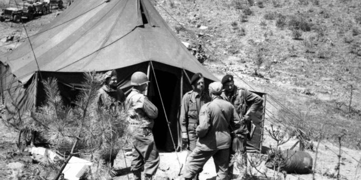 Pendant la bataille d'Imjin, le 23 avril, A. Crahay est interviewé par un journaliste américain. Collection Albert Crahay, volontaires belges dans la guerre de Corée, photo n° 122875, droits réservés CegeSoma/Archives de l'Etat..