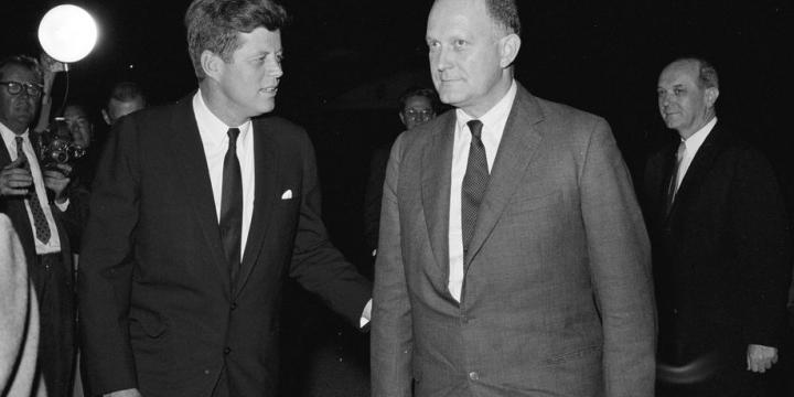 Le président John F. Kennedy s'entretient avec le secrétaire au Trésor C. Douglas Dillon au retour de la délégation à la Conférence économique et sociale interaméricaine de Punta del Este, sur la pelouse sud de la Maison Blanche, Washington, D.C. Le secrétaire d'État Dean Rusk regarde derrière le secrétaire Dillon. 19 août 1961. Robert Knudsen. Photographies de la Maison Blanche. John F. Kennedy Presidential Library and Museum, Boston. Domaine public.