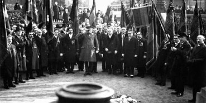 Une association d'anciens combattants à la tombe du Soldat inconnu, Bruxelles, années '30, photo CegeSoma n°38709, © CegeSoma/Archives de l'Etat..