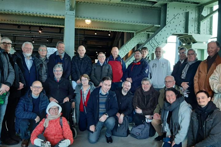 Een deel van het team van ‘Wikibase resistance’ en enkele leden van de vzw ‘De vrienden van het CegeSoma’, Train World, 11.12.2025.