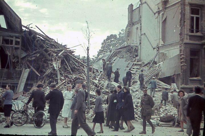 Brussel tijdens de Tweede Wereldoorlog : gebombardeerde huizen, [1940-1945], foto nr. 287.378, col. A. Tourovets, copyrights CegeSoma/Rijksarchief.