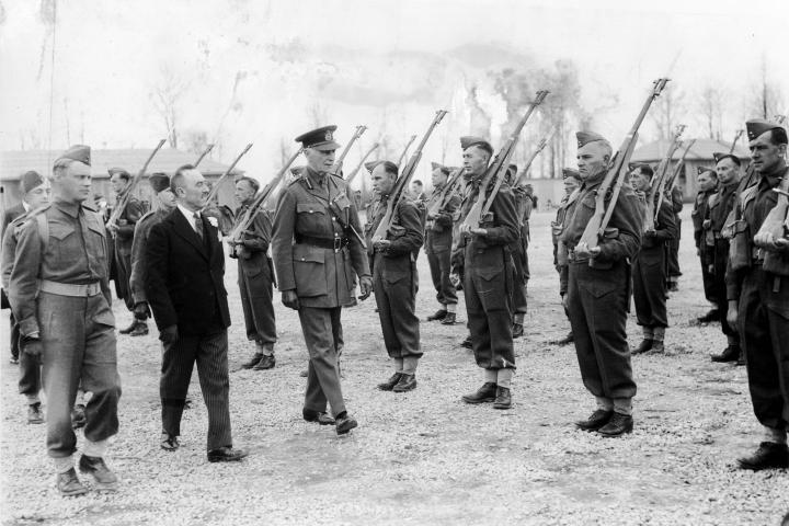 Foto 32027 : Camille Gutt, Belgisch minister van Financiën (tweede van links) bezoekt de Free Belgian Forces, 1942 (Gutt Fonds), Voorbehouden rechten CegeSoma/Rijksarchief.