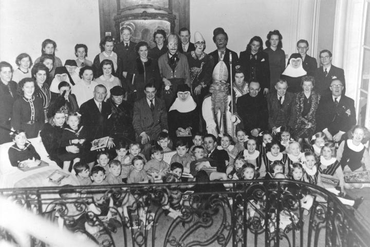 Group photo taken during the first Saint Nicholas party of Les Invalides Prévoyants organised at the Œuvre des "Petites Abeilles" by the Cercle "Le Turgouin". 1941. (547-2814 AA2218, no. 39). Reserved rights CegeSoma/State Archives.