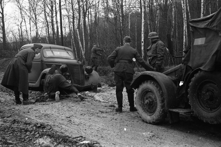 Duitse militairen depanneren Müller ergens in Frankrijk (rond Airaines?) (3119, nr. 36) (c) Peter Müller