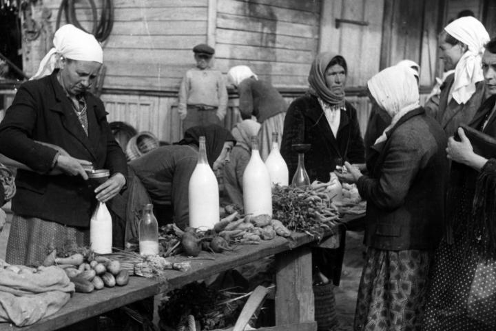 Markt van Kiev, zuivelkraam, 13.9.1943, foto nr. 594104, coll. Sipho, copyrights CegeSoma.