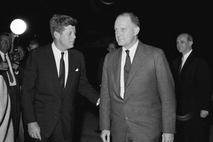 President John F. Kennedy spreekt met minister van Financiën C. Douglas Dillon bij de terugkeer van de delegatie naar de Inter-Amerikaanse Economische en Sociale Conferentie in Punta del Este op de South Lawn, Witte Huis, Washington, D.C. Minister van Buitenlandse Zaken Dean Rusk kijkt toe vanachter minister Dillon. 19 August 1961. Robert Knudsen. Witte Huis foto's. John F. Kennedy Presidential Library and Museum, Boston. Publiek domein.