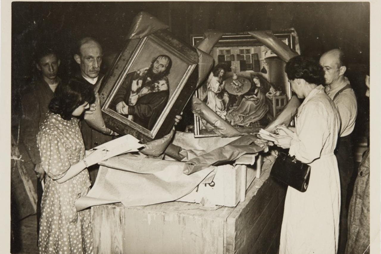 Graphopresse, storage of paintings by Lucas Cranach and Robert Campin during World War II, Augustus 1939 at the Royal Museums of Fine Arts of Belgium, silvergelatin print, 12.9 x 17.9 cm, Photo collection Ruth and Peter Herzog, inv. no.: L0025_F9 © Collection by Jacques Herzog and Pierre de Meuron Kabinett, Basel, 2025