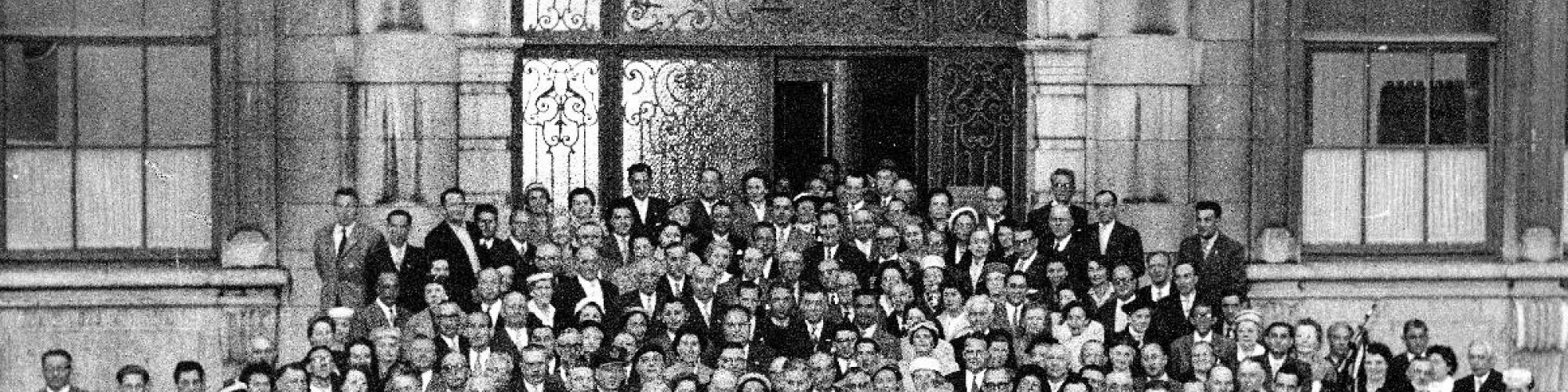 Namur 1 et 2 juin 1957, Congrès National de la CNPPA, Nominatin d'Albert Regibeau, Président National, au 1er rang : M. Lavigne, secrétaire provincial, Marcel Grad, M. Minsart, Le Baron Huart, Bourgmestre, M. Le Ministre Leburton, M. Ros, M. Regibeau, M. Alers, M. Halin - Droits réservés Namur 1 et 2 juin 1957, Congrès National de la CNPPA, Nominatin d'Albert Regibeau, Président National, au 1er rang : M. Lavigne, secrétaire provincial, Marcel Grad, M. Minsart, Le Baron Huart, Bourgmestre, M. Le Ministre Leburton, M. Ros, M. Regibeau, M. Alers, M. Halin - Droits réservés