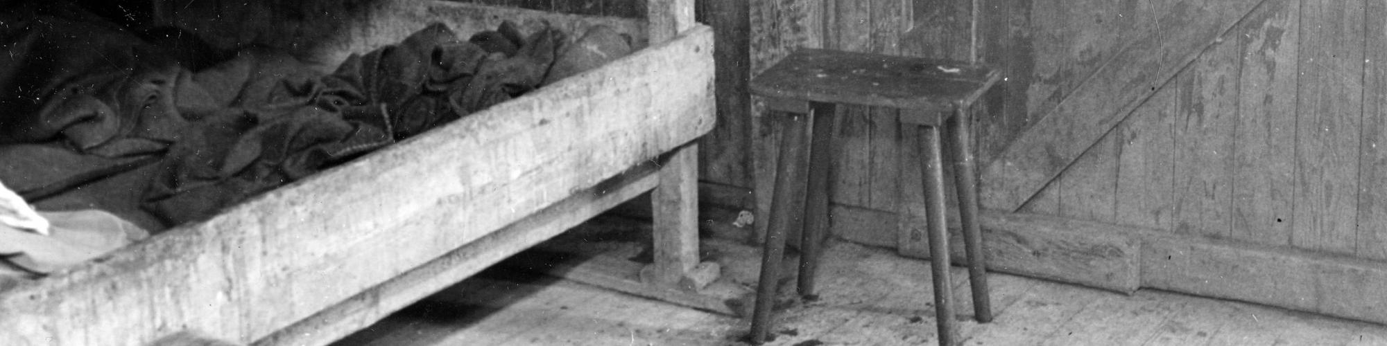 Photo prise par François Louis Ganshof au camp de Buchenwald. Tabouret et emplacement où est mort le ministre Paul-Emile Janson, 28/4/1945, photo n° 274604, copyrights CegeSoma/Archives de l'Etat.)