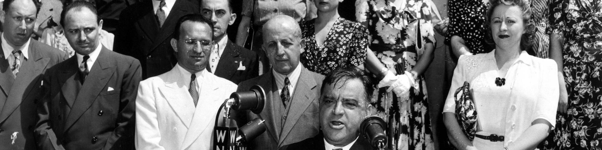 Photo de J. A. Goris : Conseiller de l’ambassade belge à Washington de 1937 à 1945, de Gruben participe aux activités de la colonie belge aux Etats-Unis, ici présente lors de la lecture à New York le 31 mai 1942 de la proclamation du bourgmestre de Bruxelles Joseph Vandemeulebroek aux occupants allemands, photo 31688, copyrights CegeSoma/Archives de l'Etat. Photo de J. A. Goris : Conseiller de l’ambassade belge à Washington de 1937 à 1945, de Gruben participe aux activités de la colonie belge aux Etats-Unis, ici présente lors de la lecture à New York le 31 mai 1942 de la proclamation du bourgmestre de Bruxelles Joseph Vandemeulebroek aux occupants allemands, photo 31688, copyrights CegeSoma/Archives de l'Etat.