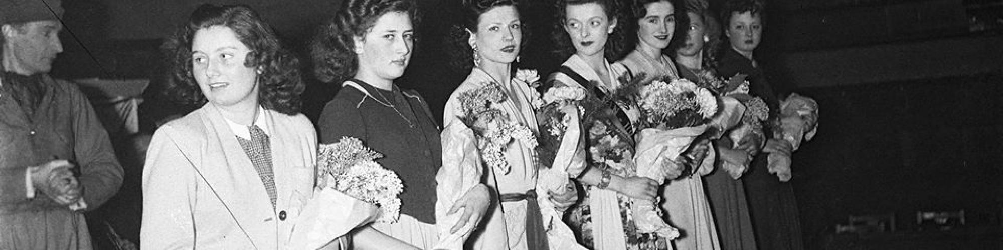 Foto Sadocolor (Rechten voorbehouden), Pin-up girl in Ancienne Belgique, 10.1.1945. Foto Sadocolor (Rechten voorbehouden), Pin-up girl in Ancienne Belgique, 10.1.1945.