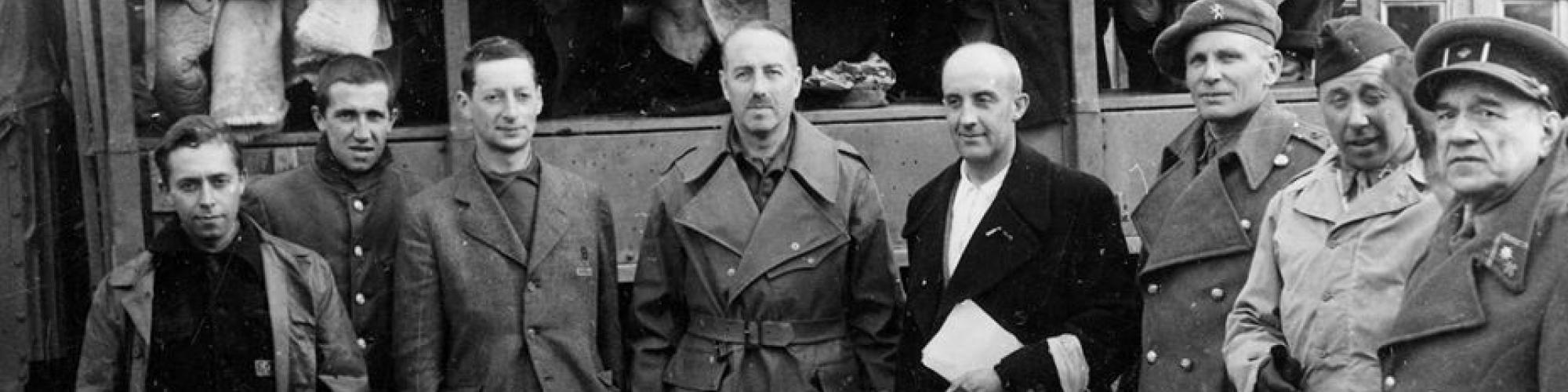 Aankomst van gedeporteerden op het vliegveld van Nohra waar ze verwelkomd worden door Paul Van Zeeland, 27/4/1945, foto genomen door François Ganshof © CegeSoma/Archives de l’Etat