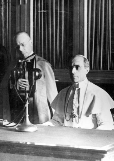 The Pope appeals for peace via radio, 4.9.1943, photo no. 148746, copyright CegeSoma/State Archives. The Pope appeals for peace via radio, 4.9.1943, photo no. 148746, copyright CegeSoma/State Archives.