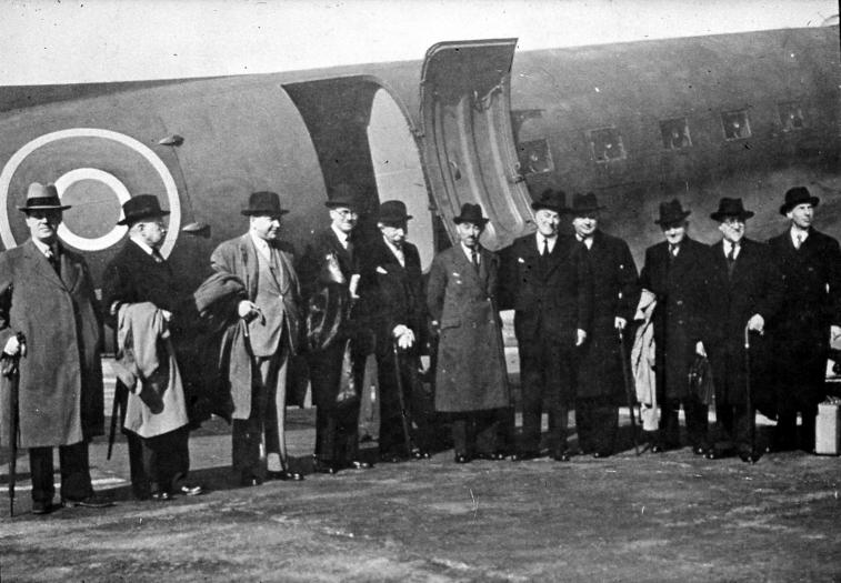 Terugkeer van de Belgische regering uit Londen, 8 september 1944, foto nr. 220653, CegeSoma, RTBF Collecties. Terugkeer van de Belgische regering uit Londen, 8 september 1944, foto nr. 220653, CegeSoma, RTBF Collecties.