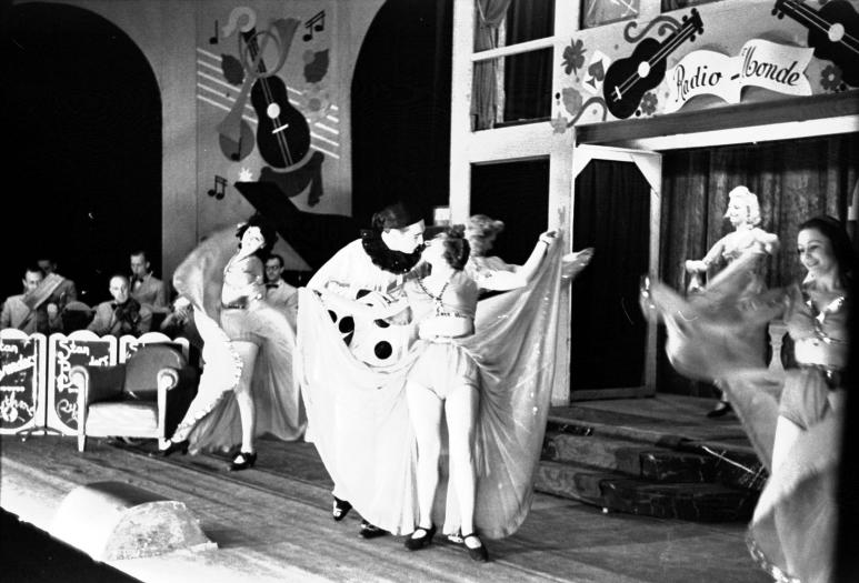 Revue théâtre des Galeries à Bruxelles, 1943, Collection Spronk : photo d'Otto Kropf, photographe officiel de la propagande allemande, photo n°100034 © CegeSoma/Archives de l'Etat. Revue théâtre des Galeries à Bruxelles, 1943, Collection Spronk : photo d'Otto Kropf, photographe officiel de la propagande allemande, photo n°100034 © CegeSoma/Archives de l'Etat.