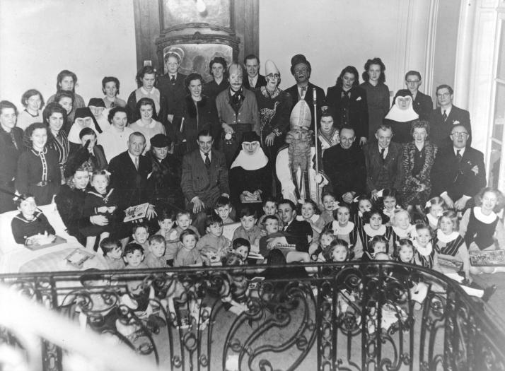 Groepsfoto genomen tijdens het eerste Sinterklaasfeest van Les Invalides Prévoyants georganiseerd bij het Œuvre des "Petites Abeilles" door de Cercle "Le Turgouin". 1941. (547-2814 AA2218, nr. 39). Voorbehouden rechten CegeSoma/Rijksarchief.