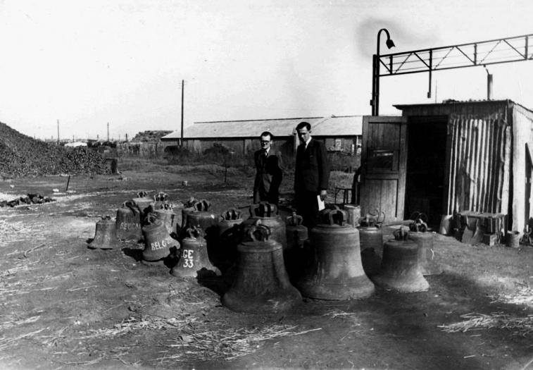 Bell removal - Schaerbeek May 1944, photo no. 83411, copyright CegeSoma/State Archives Bell removal - Schaerbeek May 1944, photo no. 83411, copyright CegeSoma/State Archives