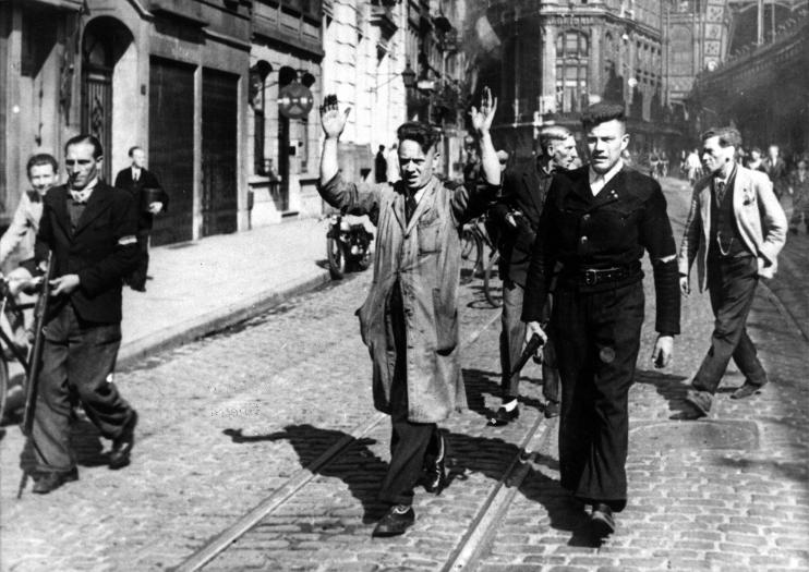 Antwerpen. Aanhouding van collaborateurs in de Pelikaanstraat 4/9/1944. Foto nr 28.403, voorbehouden rechten CegeSoma/Rijksarchief. Antwerpen. Aanhouding van collaborateurs in de Pelikaanstraat 4/9/1944. Foto nr 28.403, voorbehouden rechten CegeSoma/Rijksarchief.