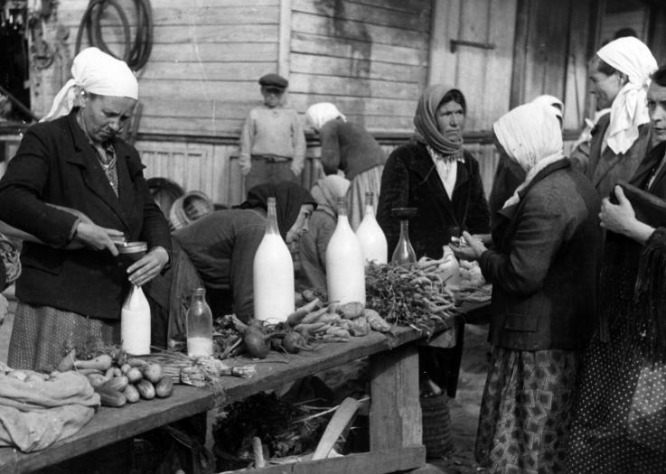 Marché de Kiev, stand laiterie, 13.9.1943, photo n°594104, coll. Sipho, copyrights CegeSoma. Marché de Kiev, stand laiterie, 13.9.1943, photo n°594104, coll. Sipho, copyrights CegeSoma.