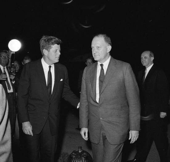 President John F. Kennedy spreekt met minister van Financiën C. Douglas Dillon bij de terugkeer van de delegatie naar de Inter-Amerikaanse Economische en Sociale Conferentie in Punta del Este op de South Lawn, Witte Huis, Washington, D.C. Minister van Buitenlandse Zaken Dean Rusk kijkt toe vanachter minister Dillon. 19 August 1961. Robert Knudsen. Witte Huis foto's. John F. Kennedy Presidential Library and Museum, Boston. Publiek domein.