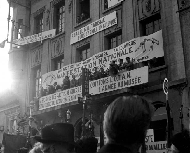Manifestatie van het gebroken geweer. La Louvière, 15.10.1961. Op de tribune : Stéphane Huvenne, Léon Hurez, Ernest Glinne, Jean Van Lierde, Georges Dobbeleer, Daisy Lenaerts, Hector Roland, Claude Thiry en Joseph Schoofs. Foto nr 125471, Fonds Jean Van Lierde, copyrights CegeSoma/Rijksarchief. Manifestatie van het gebroken geweer. La Louvière, 15.10.1961. Op de tribune : Stéphane Huvenne, Léon Hurez, Ernest Glinne, Jean Van Lierde, Georges Dobbeleer, Daisy Lenaerts, Hector Roland, Claude Thiry en Joseph Schoofs. Foto nr 125471, Fonds Jean Van Lierde, copyrights CegeSoma/Rijksarchief.
