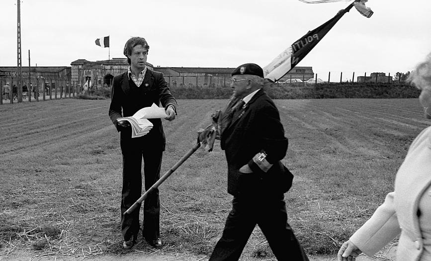 Un militant du Rooie Vlinder souhaite attirer l'attention sur la discrimination à l'encontre des gays et des lesbiennes en Belgique au mémorial national de Breendonk en 1978 lors des commémorations nationales. (Copyright : Krist de Munter). Un militant du Rooie Vlinder souhaite attirer l'attention sur la discrimination à l'encontre des gays et des lesbiennes en Belgique au mémorial national de Breendonk en 1978 lors des commémorations nationales. (Copyright : Krist de Munter).